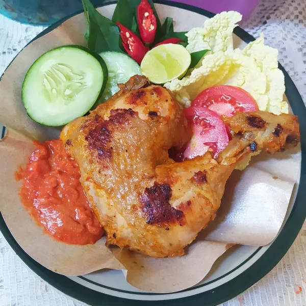 Sajikan ayam bakar dengan sambal dan aneka lalapan.