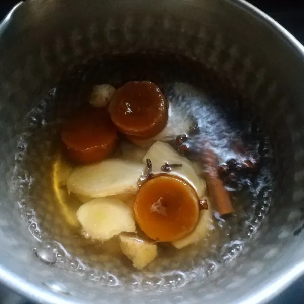 Didihkan air, masukkan jahe, cengkeh, kayu manis dan gula merah