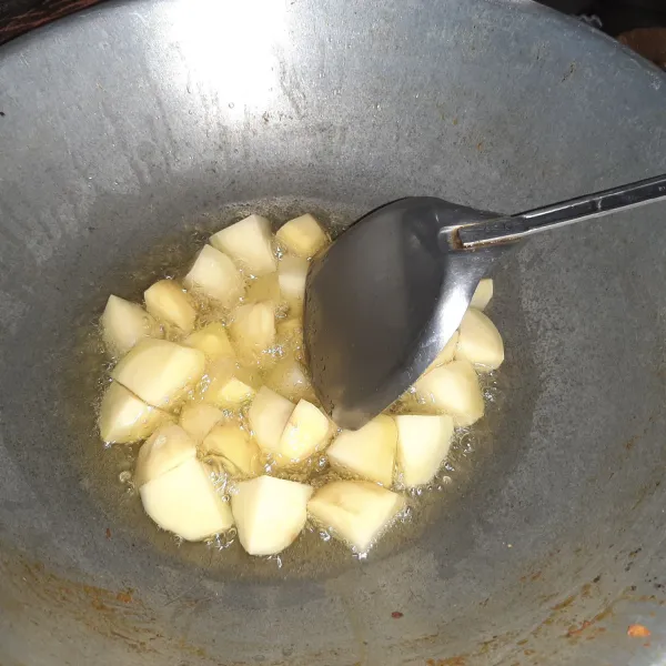 Goreng kentang hingga matang.