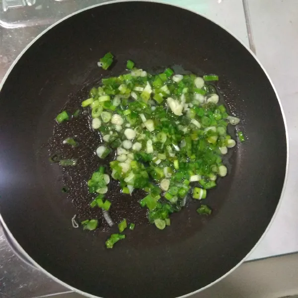 Tuang 25 ml minyak yang digunakan untuk masak chunjang tadi, lalu beri bawang daun, masak selama 1 menit.