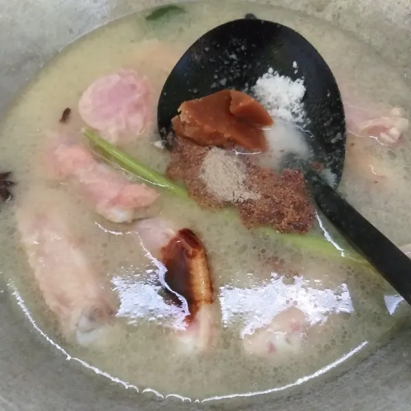 Tambahkan air, pala bubuk, lada, garam, gula dan kecap.