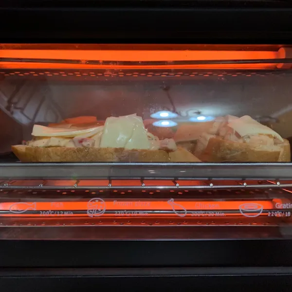 Panggang pada suhu 210 derajat pada 3 menit pertama lalu turunkan suhu pada 180 derajat selama 5 menit (heating dapat disesuaikan dengan masing- masing jenis oven)