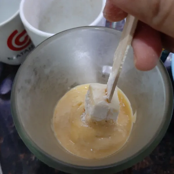 Pindahkan campuran tepung ke dalam wadah yg lbh panjang, lalu celup masing masing mozarella.