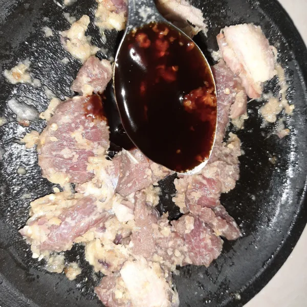 Letakkan daging ke atas bumbu lalu tambahkan kecap manis.