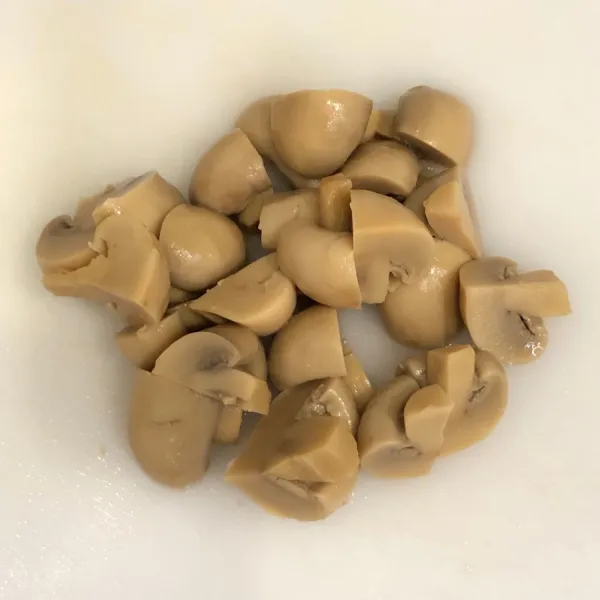 Potong jamur kancing menjadi 4 bagian