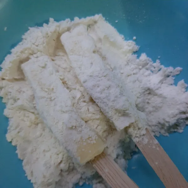 Mozzarella yg sudah di potong tusuk dengan tusuk es krim lalu gulingkan pada tepung terigu.