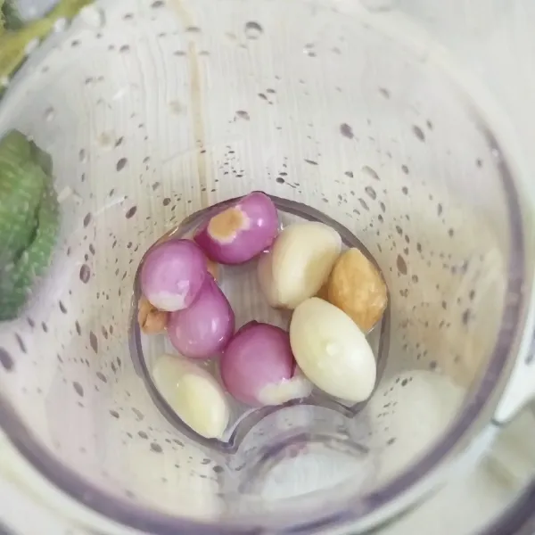 Haluskan bumbu halus dan tumis hingga harum dan matang.