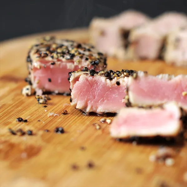 Beri butter saat sudah matang dan diamkan tuna di piring 4-5 menit. Beri taburan parsley yang sudah dicincang di atas tuna.