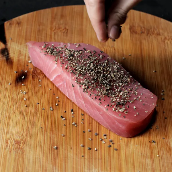 Bumbui tuna dengan garam dan lada hitam hingga merata. Lalu oleskan extra light olive oil.