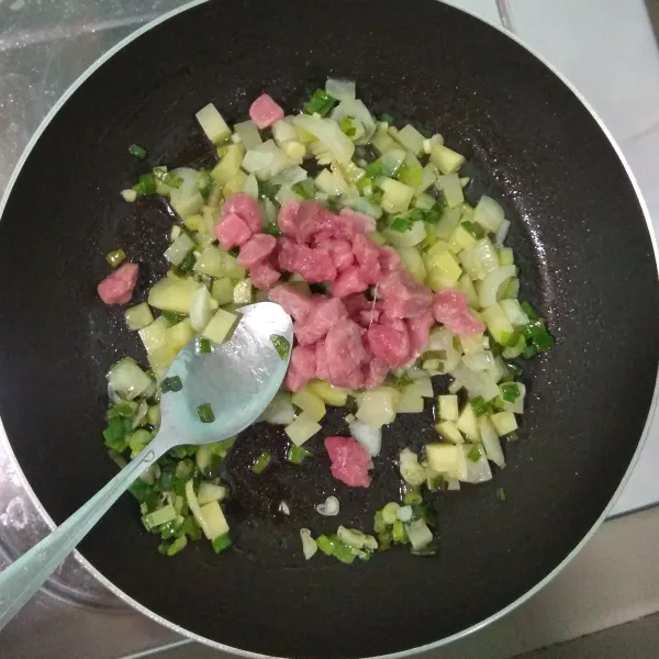 Masukan daging, masak hingga daging berubah warna, dan kentang terlihat transparan.
