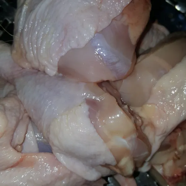 Masak menu ala ayam geprek terdekat di rumah cukup mudah. Pertama siapkan ayam.