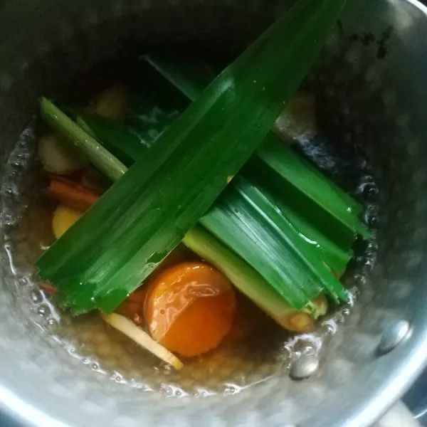 Tambahkan serai dan daun pandan, masak hingga gula larut