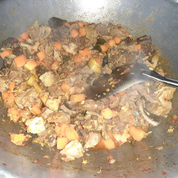 Masukkan salam, serai, daun jeruk, lengkuas.. aduk rata. lalu masukkan daging dan babat serta wortel kentang. Aduk hingga rata dan bumbu meresap.