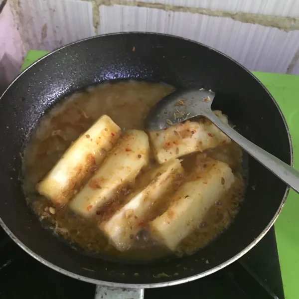 Masukkan air dan garam. Masak hingga air menyusut dan menyerap kedalam singkong, sajikan