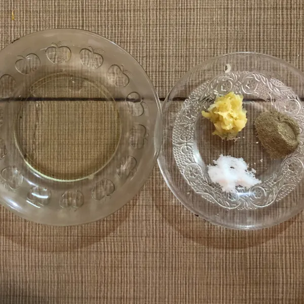 Siapkan bumbu oles yaitu: minyak goreng, bawang putih halus, lada bubuk, dan garam.