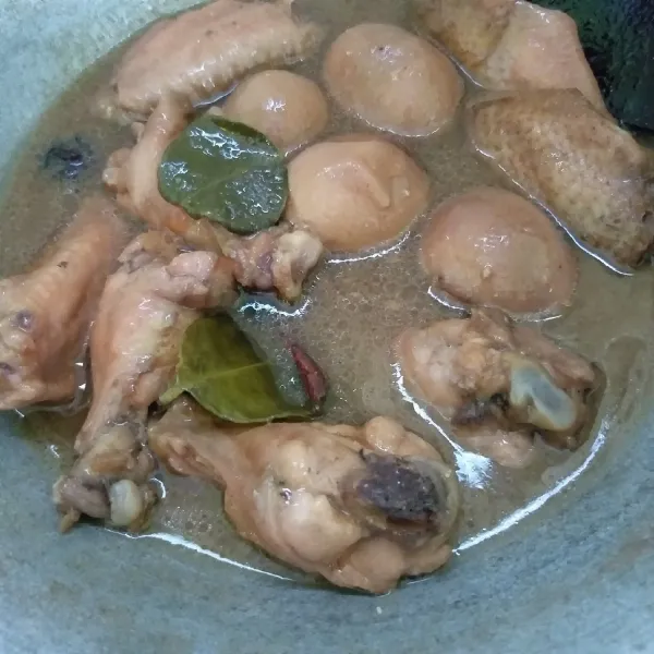 Masak sampai kuah menyusut terserap oleh ayam. Sajikan dengan taburan bawang goreng.
