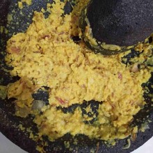 Haluskan bawang merah, bawang putih, kunyit, jahe, jinten, ketumbar bubuk dan kemiri.