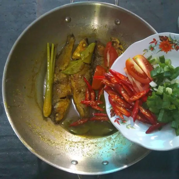 Masukkan, irisan cabe, tomat dan daun bawang.