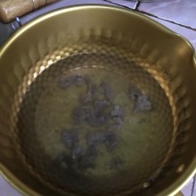 Rebus lagi daging sapi dengan 650 ml air. Rebus hingga daging empuk dan air tersisa 3/4 matikan api. Sisihkan.
