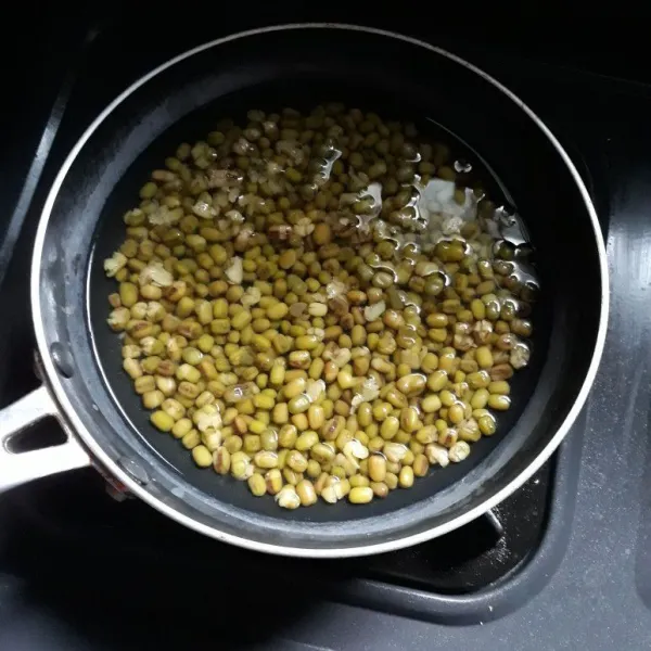 Panaskan panci, rebus kacang hijau dengan metode 5.30.7 lalu tiriskan.
