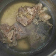 Rebus daging sebentar, lalu buang air. Dan rebus kembali hingga daging empuk.