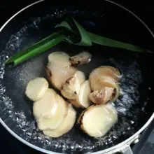 Untuk kuah jahe, siapkan wajan lalu masukan air, jahe, daun pandan dan gula lalu tunggu sampai airnya mendidih. Pisahkan air jahenya.