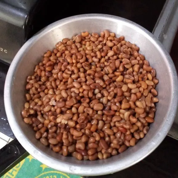 Rebus kacang tolo sampai matang dan empuk lalu tiriskan.