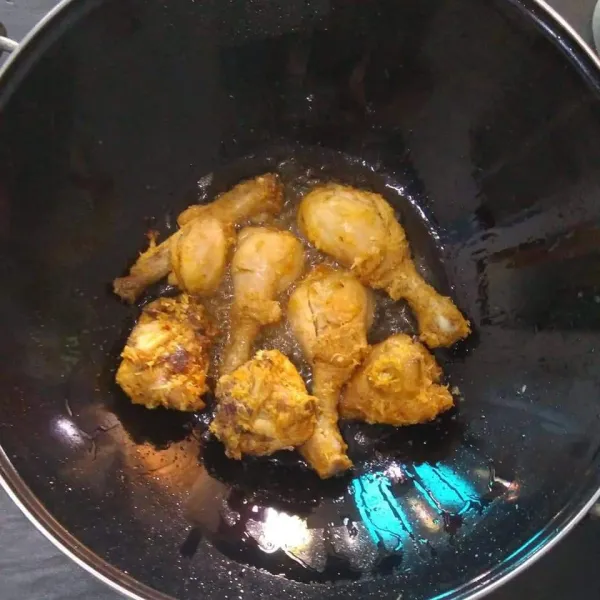 Siapkan wajan lalu tuang minyak dan panaskan. Goreng daging ayam di dalam wajan.