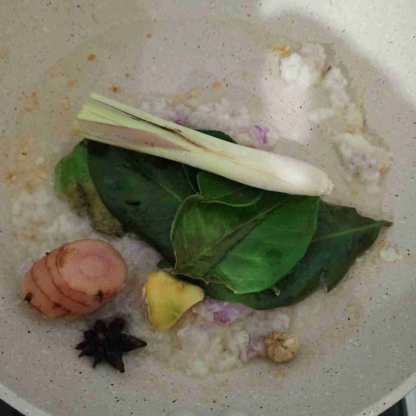 Tumis bawang merah dan bawang putih yang dihaluskan. Tambahkan sereh, daun salam, daun jeruk, lengkuas, jahe, kapulaga dan bunga lawang. Tumis hingga bumbu matang.