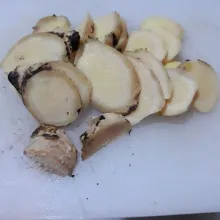 Bersihkan jahe, bakar jahenya lalu di potong kecil-kecil.
