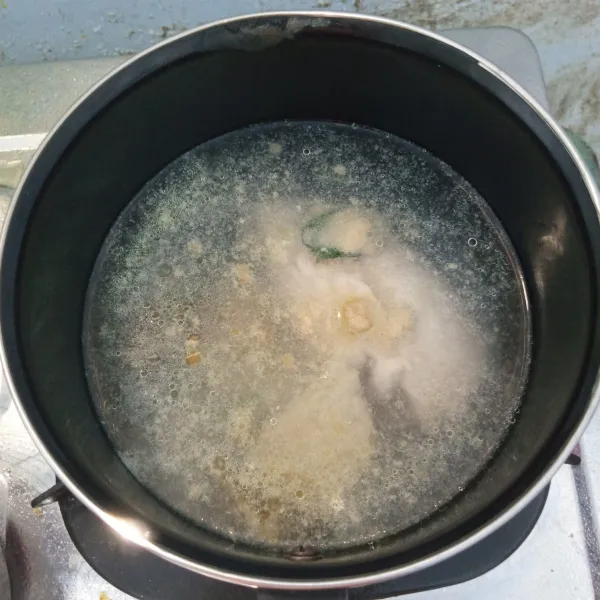 Masukan wortel dan  bumbu ke dalam air rebusan ayam. Masak sampai mendidih.