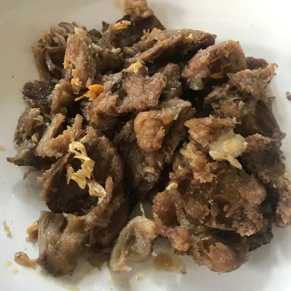 Goreng daging di minyak panas sampai matang