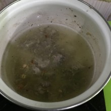 Masukkan daging sapi dengan kuah kaldu rebusan. Masak hingga mendidih.