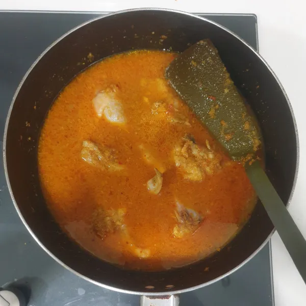 Masak Ayam sampai empuk dan kuah menyusut. Masak dengan menggunakan api kecil.