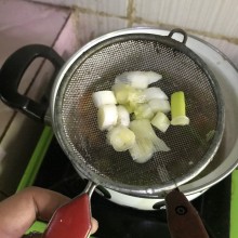 Masukkan daun bawang, aduk sebentar. Sajikan.