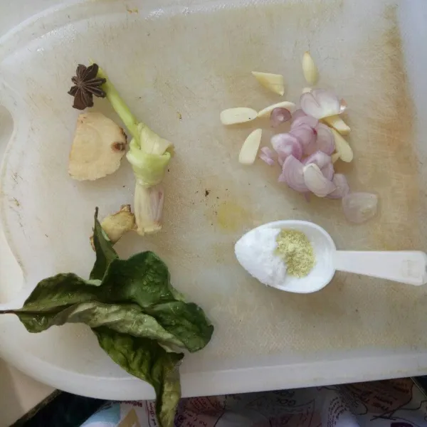Siapkan bahan tambahan : bawang merah dan bawang putih iris halus.Geprek jahe,laos dan serai.Daun salam dan kembang lawang di biarkan utuh.Garam dan kaldu bubuk.