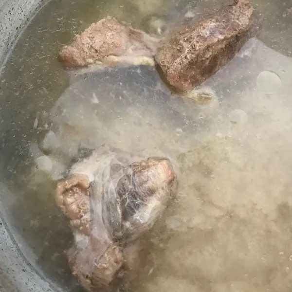 Siapkan air untuk merebus daging lalu beri garam secukupnya. Tunggu sampai daging empuk, lalu sisihkan