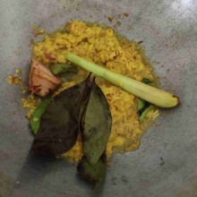 Tumis bumbu yang sudah dihaluskan, tambahkan daun salam, daun jeruk, sereh dan lengkuas. Masak hingga bumbu benar-benar matang.
