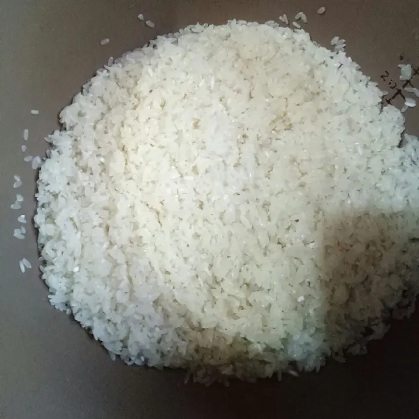 Siapkan beras yang sudah dicuci dalam rice cooker.