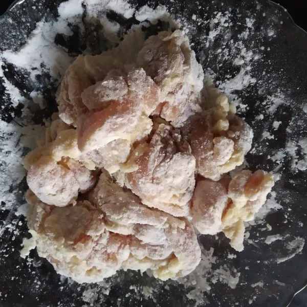 Lumuri ayam dengan tepung maizena hingga rata.
