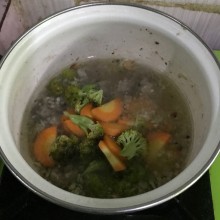 Masukkan wortel dan brokoli yang telah dipotong. Tambahkan garam, dan bunga lawang. Masak hingga mendidih.