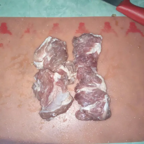 Potong daging menjadi 4 bagian.
