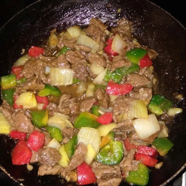 Setelah daging empuk masukan paprika dan bawang bombay, masak sebentar, koreksi rasa.