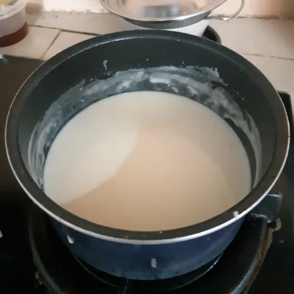 Masukkan seluruh bahan layer 2 ke dalam panci. setelah itu nyalakan kompor dengan api sedang. Aduk hingga mengental.