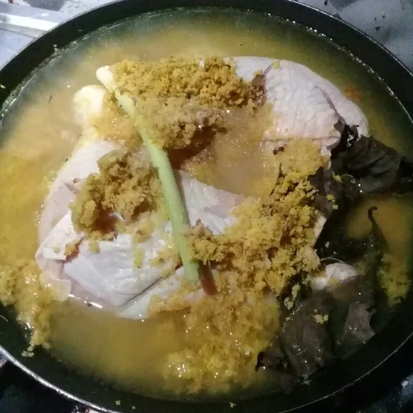 Masukan ayam, lengkuas parut, daun salam, serai, bumbu halus, air, garam dan gula aduk rata, nyalakan api.