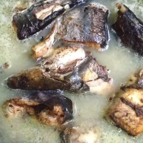 Kemudian masukkan Ikan patin goreng masak selama 5 menit.