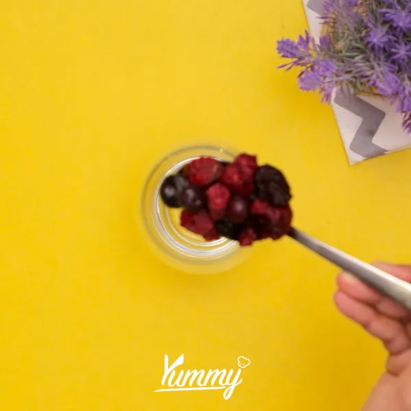 Siapkan gelas lalu tuangkan mixed berries ke dalamnya lalu tumbuk dengan menggunakan sendok atau alat lainnya.