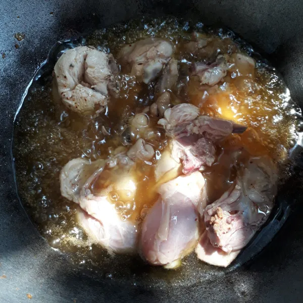 Panaskan minyak secukupnya lalu goreng ayam hingga kering. Angkat dan tiriskan