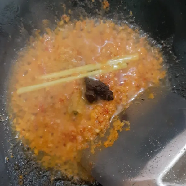 Tumis bumbu beserta daun jeruk dan serai hingga harum. Masukkan garam, gula merah dan lada bubuk. Aduk rata.