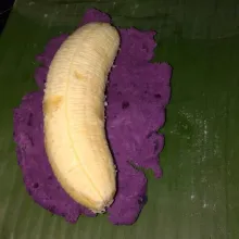 Ambil 1 buah pisang lalu bungkus dengan adonan ubi